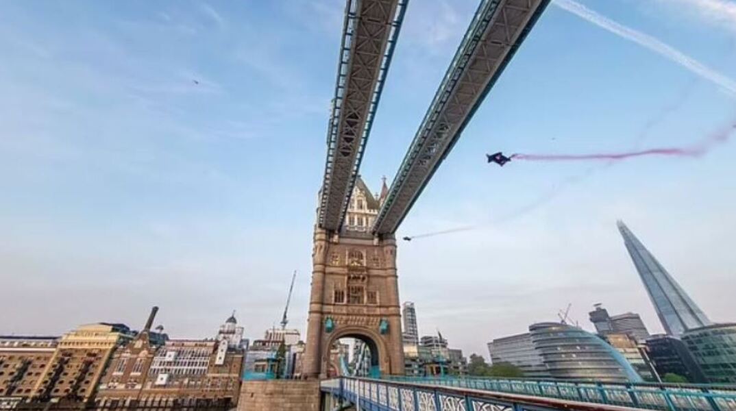 Γέφυρα του Λονδίνου: Αλεξιπτωτιστές την πέρασαν για πρώτη φορά