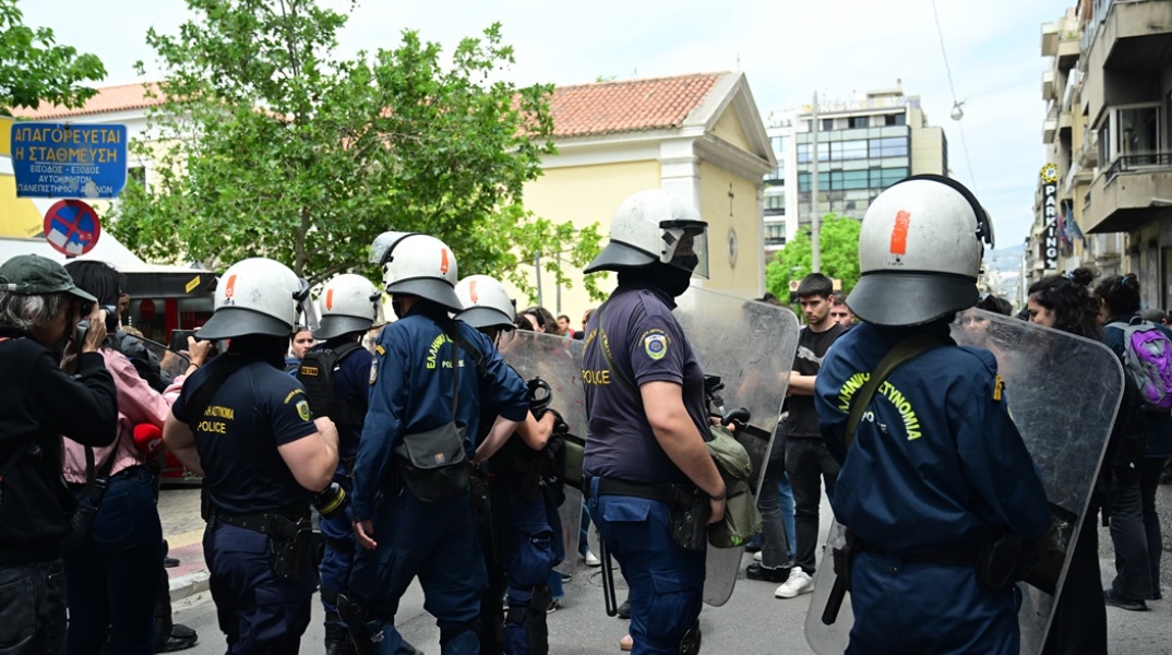 Αστυνομικοί έξω από τη Νομική Αθηνών