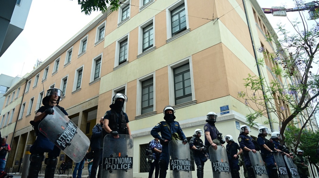 Αστυνομικοί έξω από τη ΝΟμική Αθηνών