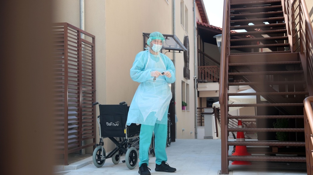 Άτομο της ιατρικής κοινότητας με μάσκα και γάντια προστασίας από τον κορωνοϊο σε οίκο ευγηρίας