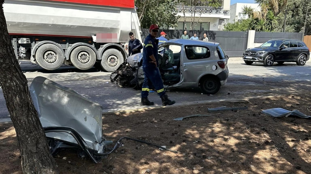 Τα συντρίμμια του αυτοκινήτου στο οποίο βρήκε τραγικό θάνατο ο 37χρονος οδηγός στο Καβούρι