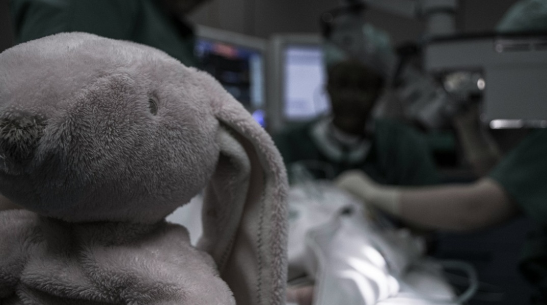 Αρκουδάκι μέσα στο νοσοκομείο ενώ γίνεται εξέταση σε παιδάκι