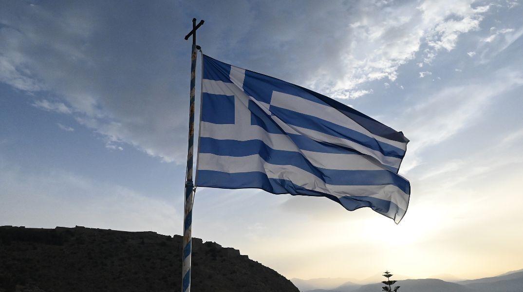 Ρόδος: Δύο νεαροί αλλοδαποί αποπειράθηκαν να αφαιρέσουν την ελληνική σημαία από το κτίριο της υποδιεύθυνσης Ασφαλείας - Κατηγορούνται για προσβολή συμβόλων