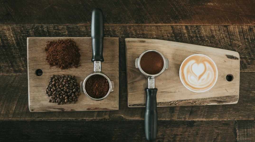 Καφές σε μορφή κόκκων, σκόνης και τελικά μέσα σε φλιτζάνι