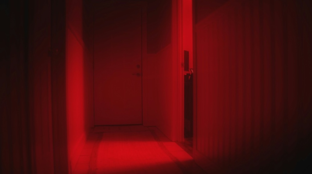 Δωμάτιο με κόκκινο φωτισμό που συνειρημικά μας οδηγεί σε οίκο ανοχής
