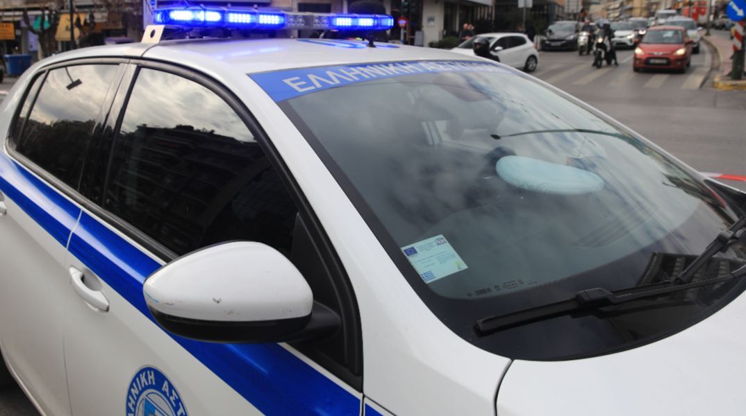 Κρήτη: Ξυλοδαρμός 29χρονης οδηγού στη Χερσόνησο επειδή ξέχασε να βάλει χειρόφρενο στο αυτοκίνητό της - 34χρονος Ολλανδός ο δράστης.