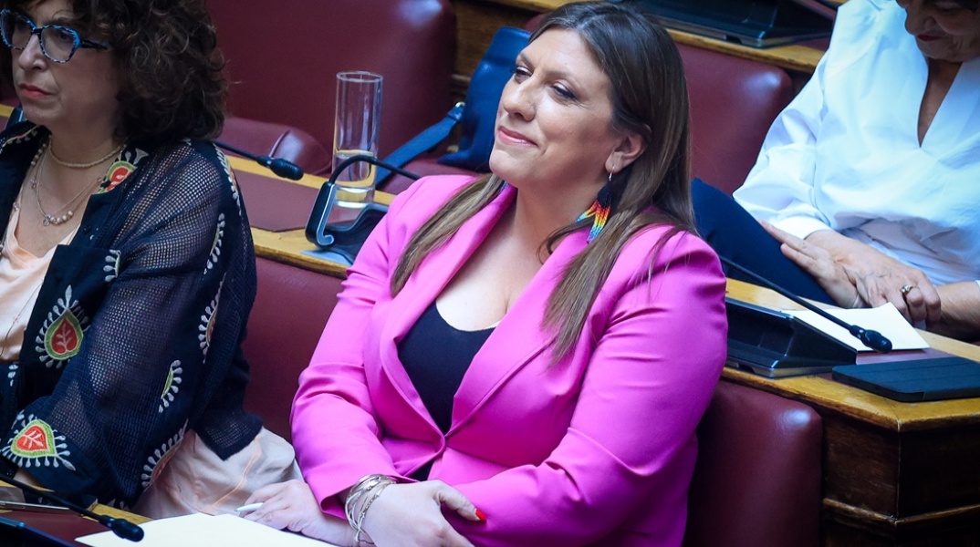 Η Ζωή Κωνσταντοπούλου χαμογελαστή στα έδρανα της Βουλής