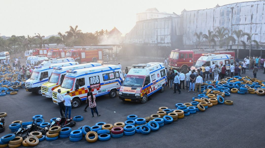 Ινδία: Τουλάχιστον 24 νεκροί, ανάμεσά τους πολλά παιδιά, από φωτιά που ξέσπασε σε παιχνιδότοπο - Σε εξέλιξη οι επιχειρήσεις διάσωσης.