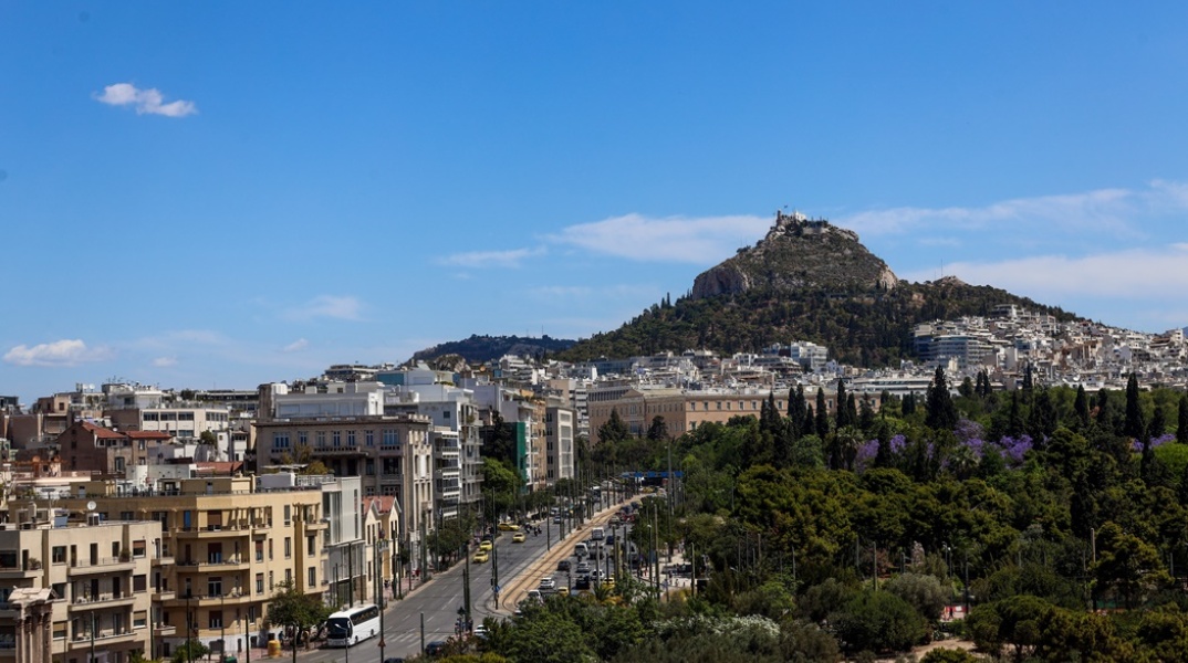 Φωτογραφία από το κέντρο της Αθήνας με φόντο τον Λυκαβηττό
