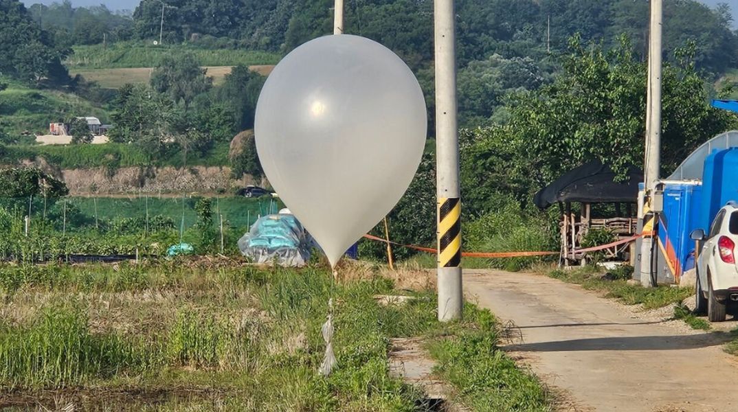 Η Βόρεια Κορέα κατηγορείται ότι έστειλε μπαλόνια που μετέφεραν σκουπίδια και περιττώματα στη Νότια Κορέα - Είχε προειδοποιήσει ο Κιμ Γιονγκ Ουν.