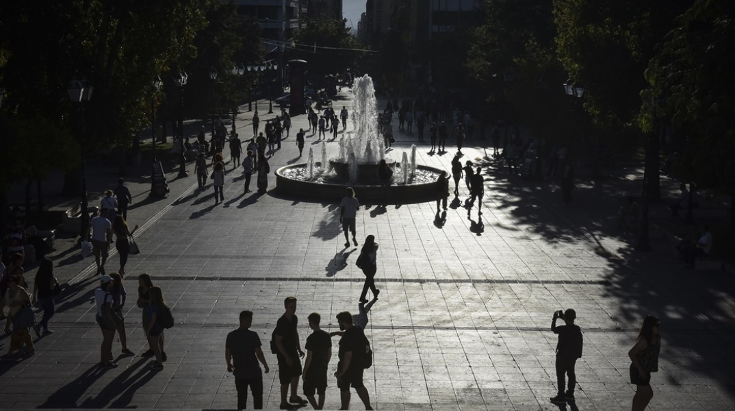 Οι σκιές πολιτών στο κέντρο της Αθήνας