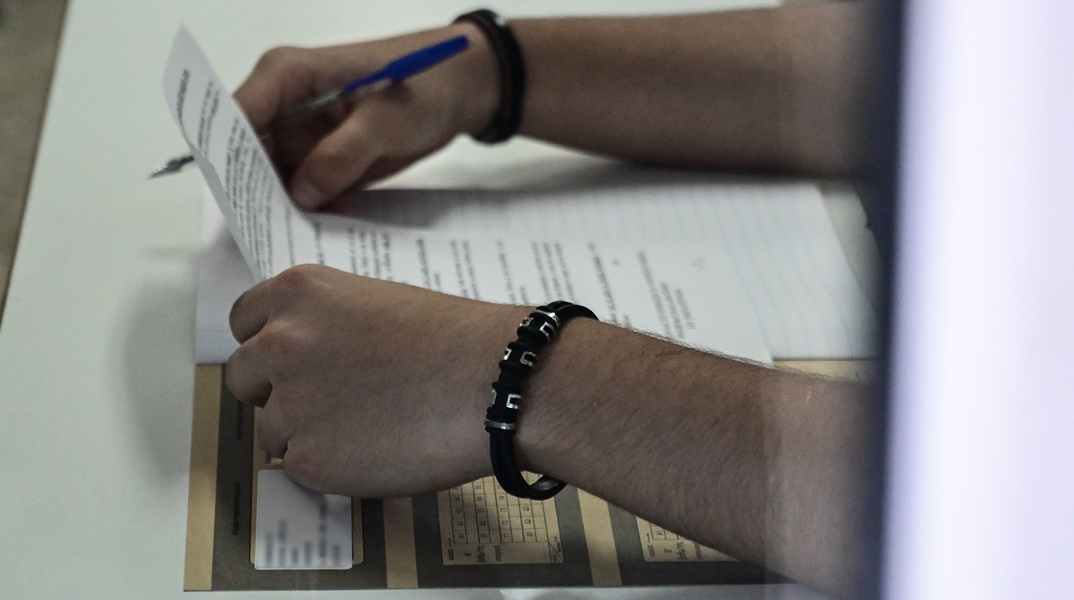Υποψήφιος των Πανελληνίων Εξετάσεων κρατά στα χέρια του τα θέματα για τα Νέα Ελληνικά στα ΕΠΑΛ