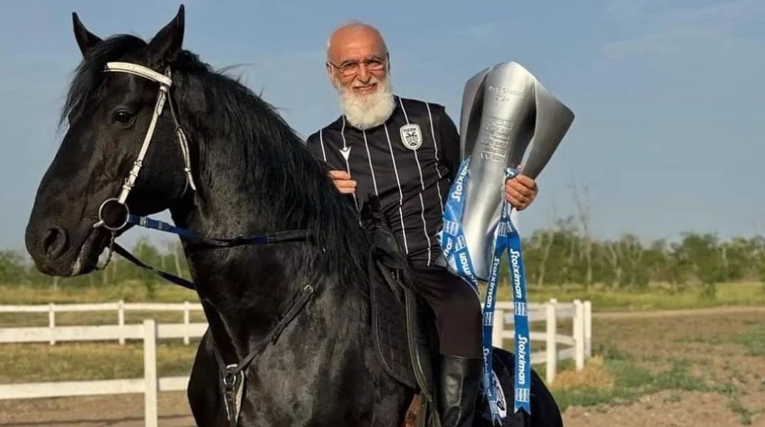 Ιβάν Σαββίδης: Ο ισχυρός άνδρας της ΠΑΕ ΠΑΟΚ φωτογραφήθηκε με την κούπα του πρωταθλητή της Super League πάνω σε μαύρο άλογο στο Ροστόφ. 