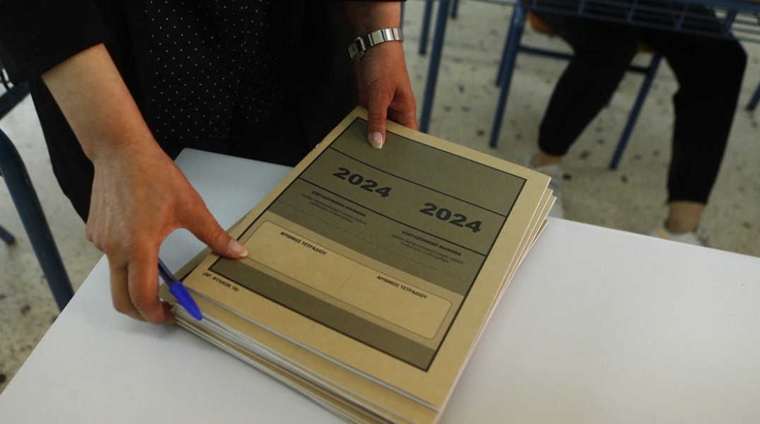 Καθηγήτρια μοιράζει τα τετράδια απαντήσεων στις Πανελλήνιες 2024