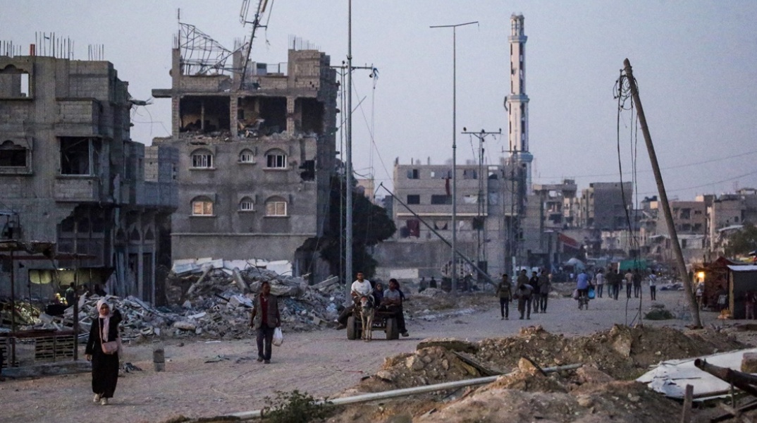 Εικόνα με πολίτες να περπατούν στη βομβαρδισμένη Ράφα