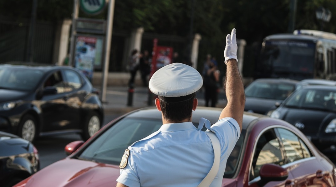 Τροχονόμος ρυθμίζει την κυκλοφορία των οχημάτων στο κέντρο της Αθήνας