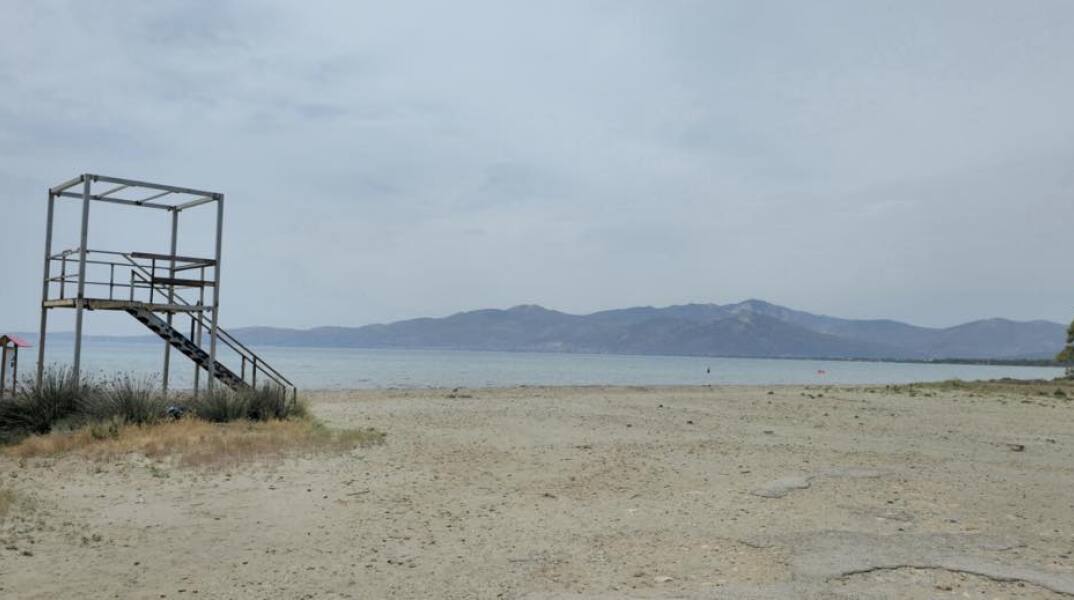Η παραλία του Σχινιά - Στα 150 μέτρα από την ακτή βρέθηκε το πτώμα