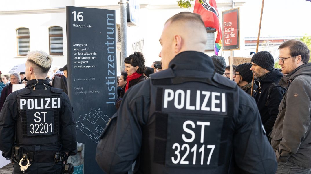 Γερμανία: Επίθεση με μαχαίρι εναντίον πολιτικού του ΑfD - Σε κύκλους της άκρας αριστεράς αποδίδει το επεισόδιο το ακροδεξιό κόμμα - Έδωσε στη δημοσιότητα βίντεο