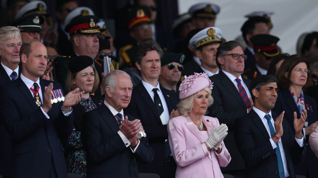 Ο βασιλιάς Κάρολος και η βασίλισσα Καμίλα παρέστησαν στους εορτασμούς της 80ής επετείου από την Απόβαση της Νορμανδίας - Δεν έκρυψαν τη συγκίνησή τους. 