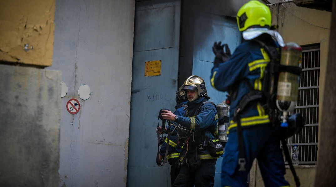Βοτανικός: Φωτιά σε κτήριο -  Καίγεται αποθήκη