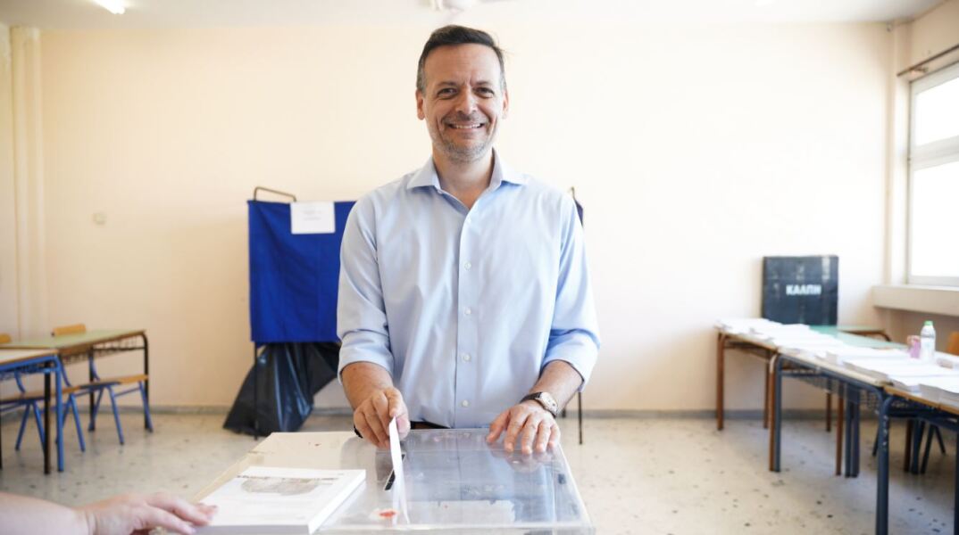 Ευρωεκλογές 2024: Ψήφισε ο δήμαρχος Αθηναίων Χάρης Δούκας
