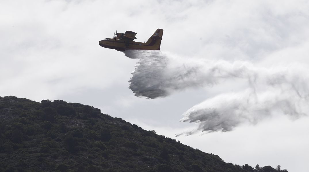 Σέρρες: Φωτιά σε αγροτοδασική έκταση στην Αμφίπολη - Ισχυρές δυνάμεις της Πυροσβεστικής - Αεροσκάφη συνδράμουν στην επιχείρηση κατάσβεσης.