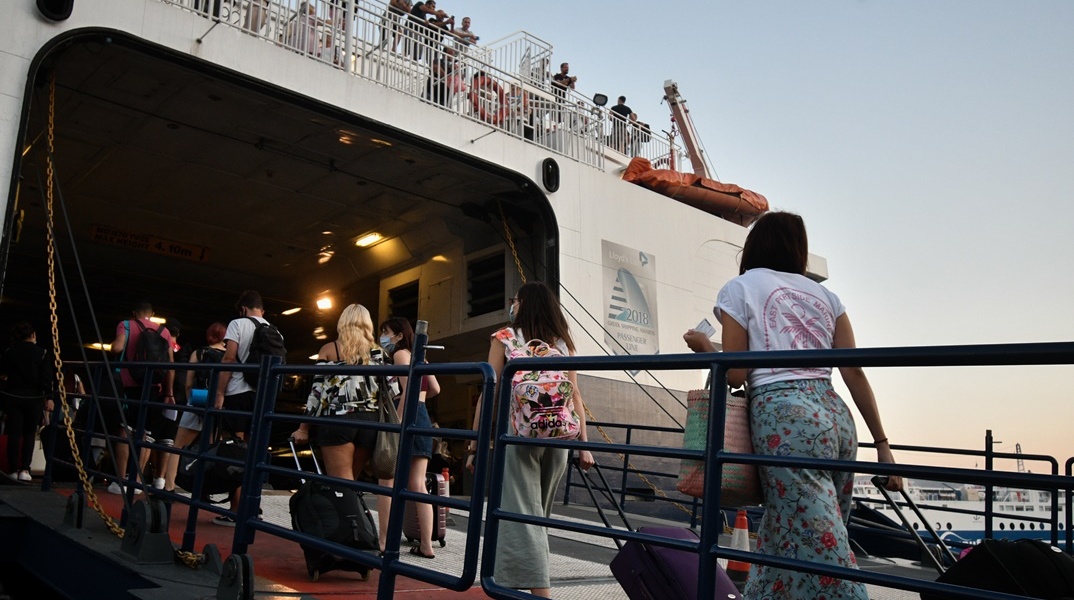 Πολίτες επιβιβάζονται σε πλοίο για τις καλοκαιρινές τους διακοπές