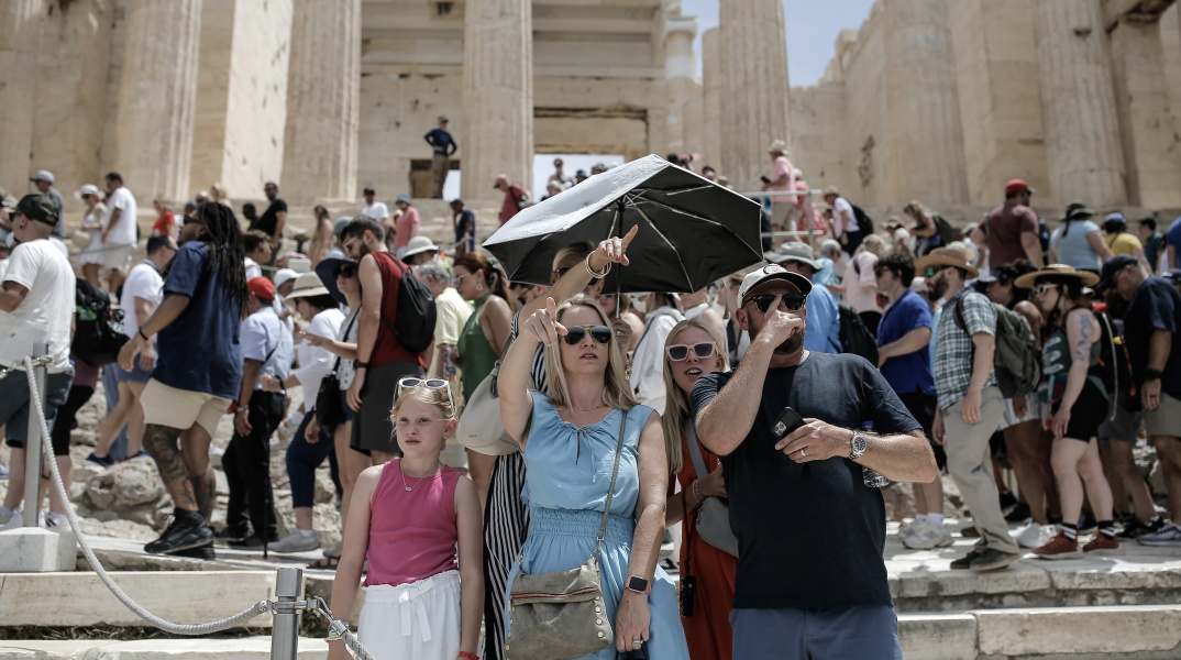 Καύσωνας στην Αθήνα: Φωτογραφίες από το κέντρο της πρωτεύουσας - Κορυφώνεται το κύμα ζέστης - Η καθημερινότητα στην πόλη με τον υδράργυρο στο «κόκκινο».