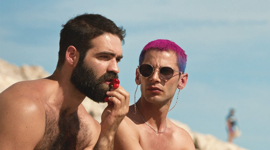 Το καλοκαίρι της Κάρμεν: Μια ανάλαφρη, δροσερή, queer κωμωδία