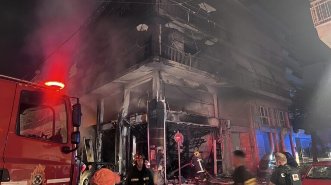 Κάτω Πατήσια: Φωτιά σε κατάστημα επίπλων στο ισόγειο πολυκατοικίας