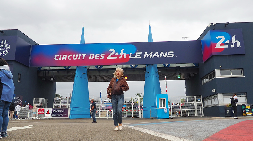 Le Mans 24 - Ανταπόκριση της Athens Voice: Η Σώτη Τριανταφύλλου στον θρυλικό αγώνα αυτοκινήτων