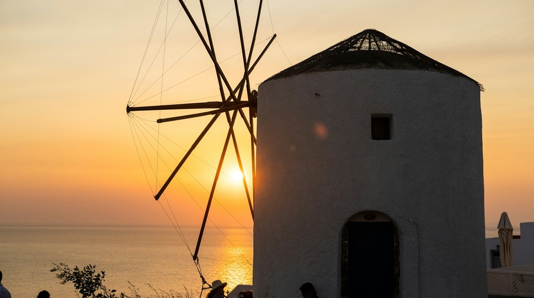 Θερινό Ηλιοστάσιο: Ο ήλιος πίσω από ανεμόμυλο σε ελληνικό νησί