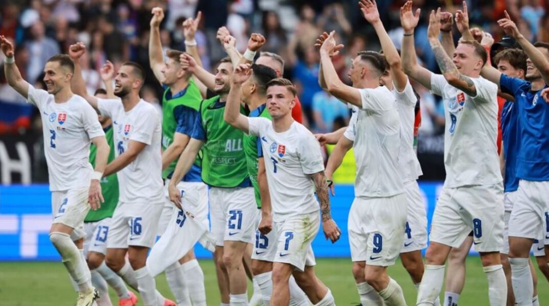 Οι παίκτες της Σλοβακίας πανηγυρίζουν την σπουδαία νίκη επί του Βελγίου για το Euro 2024
