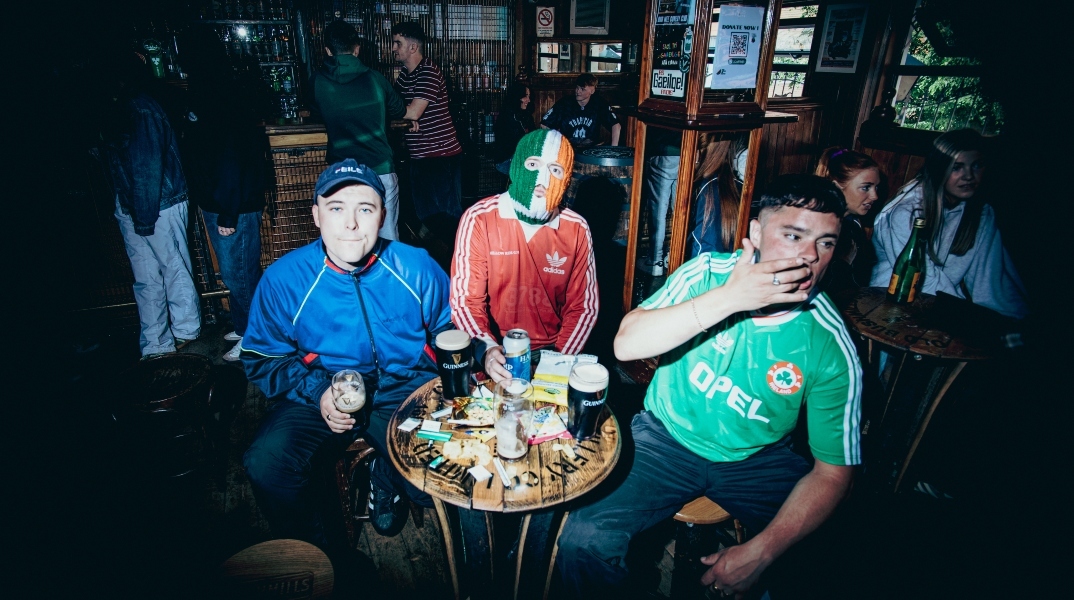 Kneecap: Το hip hop trio από την Ιρλανδία που προκαλεί αντιδράσεις κυκλοφόρησε το νέο του άλμπουμ «Fine Art».