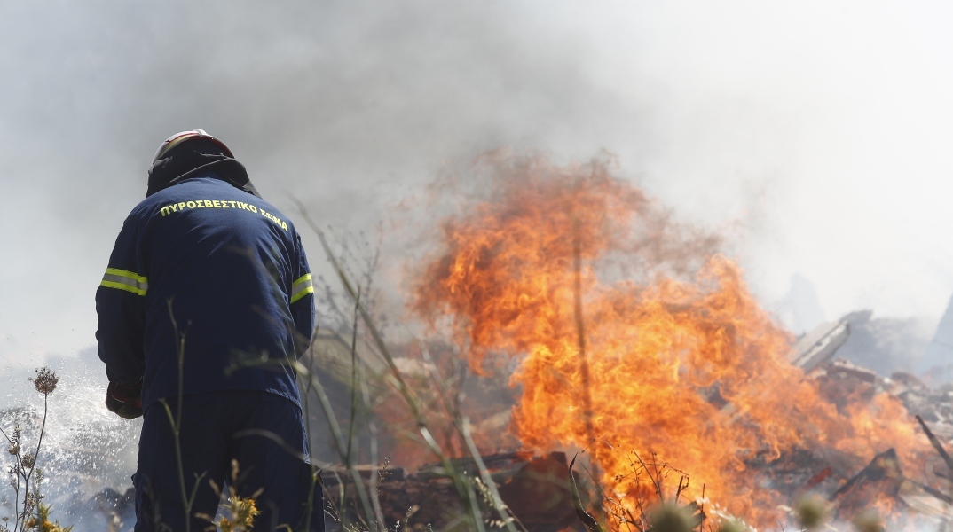 Φωτιά στη Βάρη Κορωπίου: Ζημιές σε σπίτια και επιχειρήσεις 