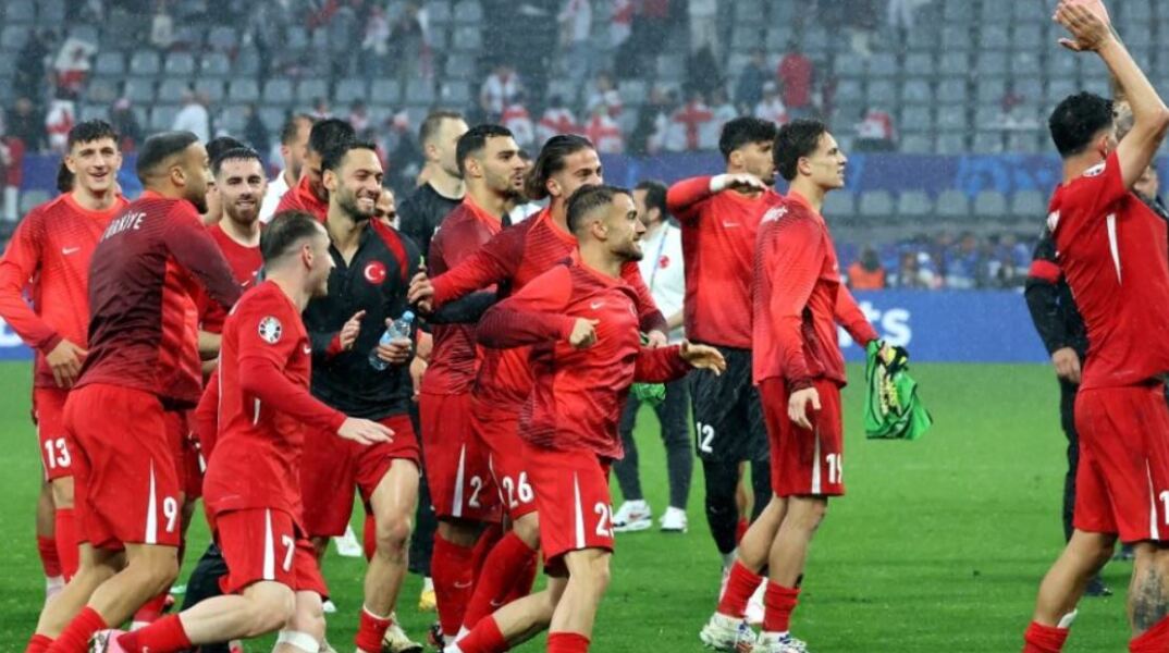 Οι Τούρκοι διεθνείς πανηγυρίζουν την πρώτη τους νίκη στο Euro 2024