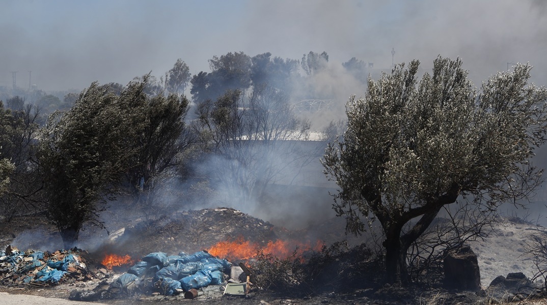 Μπάζα και χορτάρια σε ακαθάριστα οικόπεδα στη Βάρης - Κορωπίου έχουν αρπάξει φωτιά