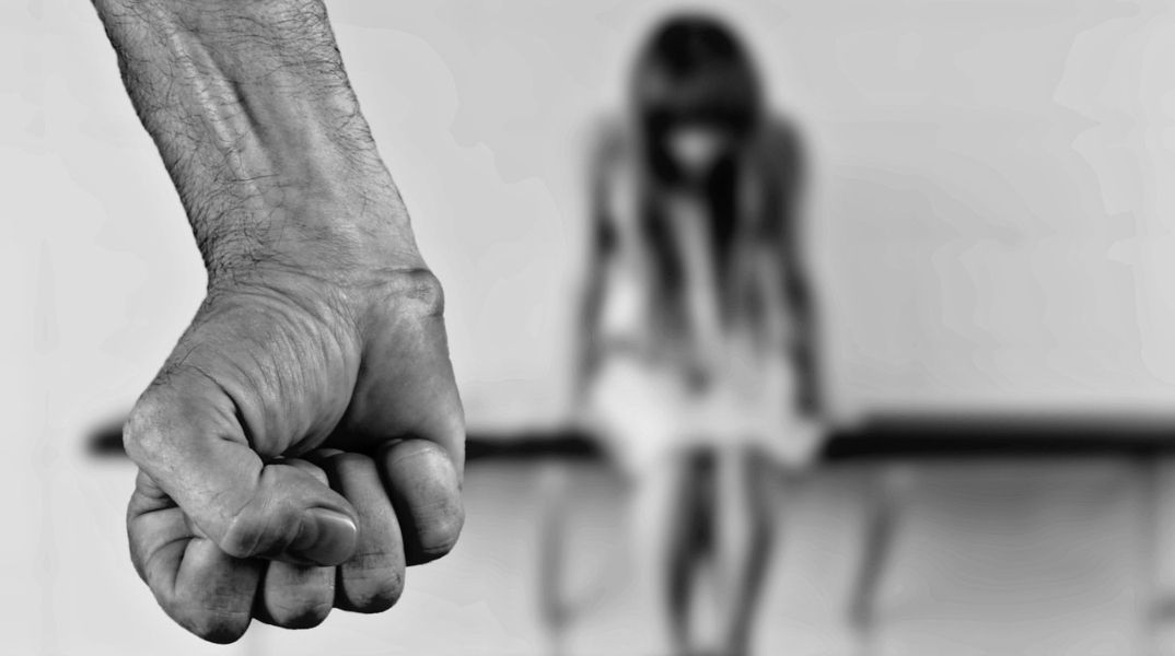 Φλωρίδης για ενδοοικογενειακή βία: Ηλεκτρονική επιτήρηση με βραχιολάκι