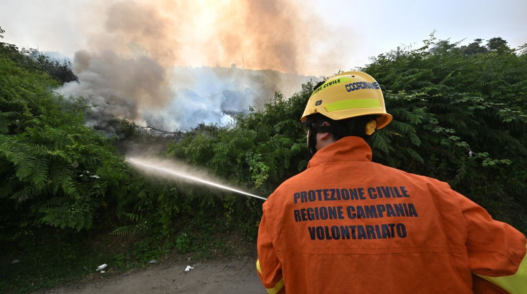 Ιταλία: Η Νάπολη έχει καλυφθεί από στάχτη εξαιτίας μεγάλης πυρκαγιάς - Αεροπλάνα Canadair συμμετέχουν στις προσπάθειες πυρόσβεσης.