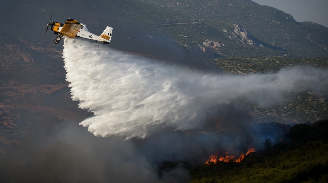 Αεροπλάνο επιχειρεί σε φωτιά