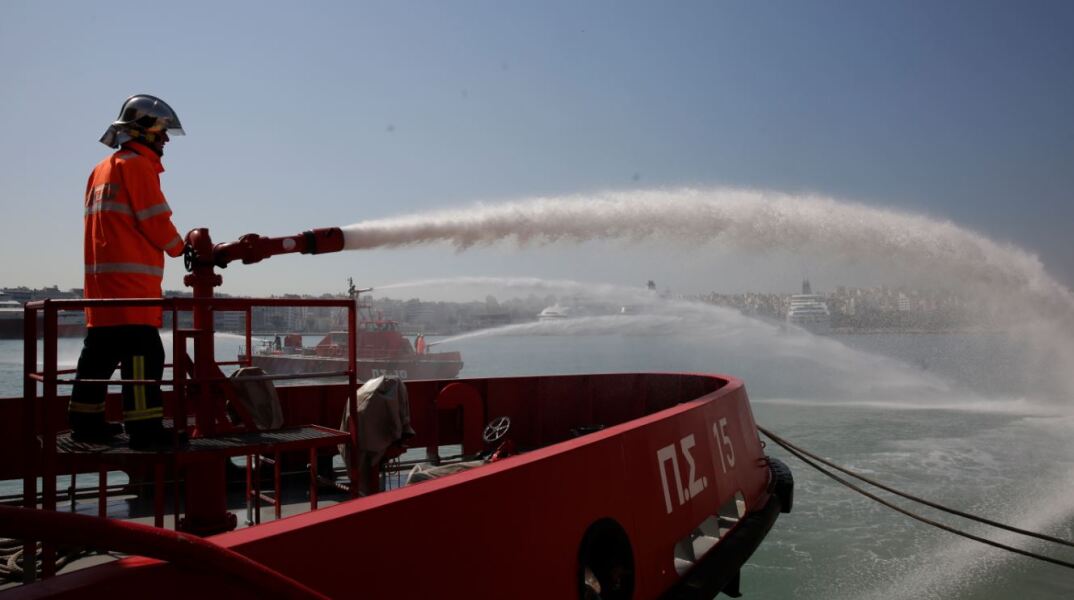 Φωτιά τώρα σε αγκυροβολημένο φορτηγό πλοίο στη Δραπετσώνα