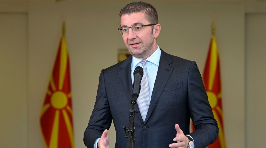 Βόρεια Μακεδονία: Ο εν αναμονή πρωθυπουργός Χρίστιαν Μίτσκοσκι αποκάλεσε τη χώρα «Μακεδονία», κατά την ανάγνωση των προγραμματικών δηλώσεων της κυβέρνησής του.