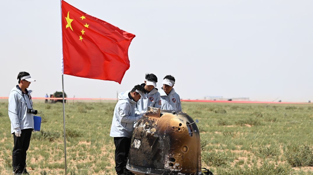 Κίνα: Το σεληνιακό όχημα Chang'e-6 επέστρεψε στη Γη - Σι Τζινπίνγκ: «Επίτευγμα - ορόσημο» η ολοκλήρωση της αποστολής.