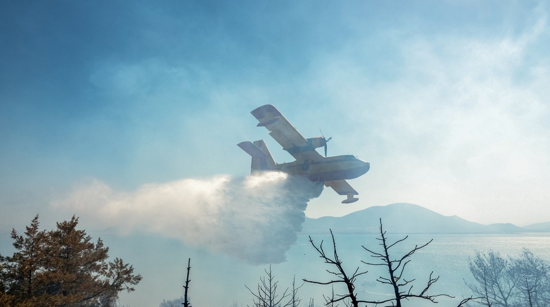 Αεροσκάφος της πυροσβεστικής κατά τη διάρκεια κατέσβεσης φωτιάς