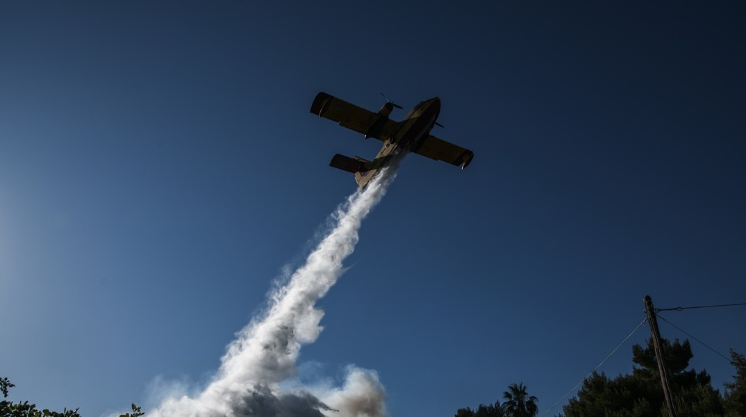 Πυροσβεστικό αεροσκάφος επιχειρεί για την κατάσβεση φωτιάς