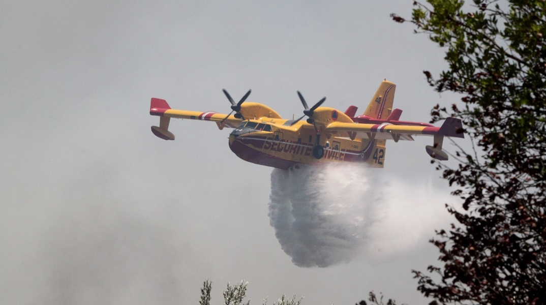 Πυροσβεστικό αεροσκάφος επιχειρεί για την κατάσβεση φωτιάς