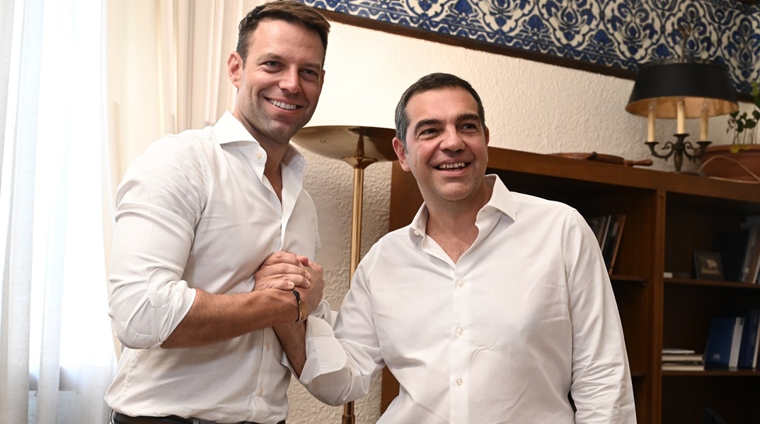 Ο Στέφανος Κασσελάκης (αριστερά) με τον Αλέξη Τσίπρα (δεξιά) δίνουν τα χέρια