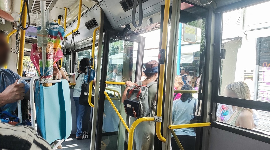 Επιβάτες σε λεωφορείο