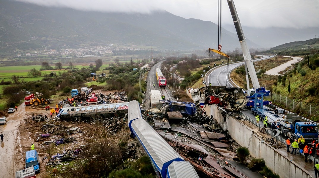 Εικόνα από το σημείο του πολύνεκρου σιδηροδρομικού δυστυχήματος στα Τέμπη