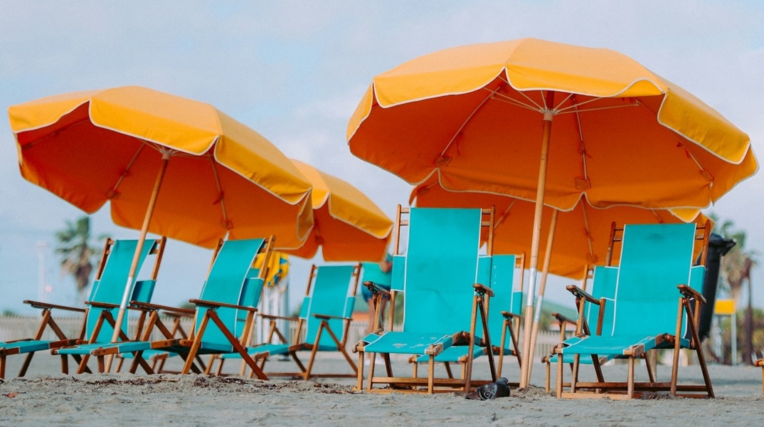 Ξαπλώστρες και ομπρέλες beach bar